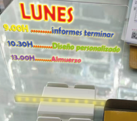 Pizarra acrílica LED con base blanca y notas de colores para organizar el día