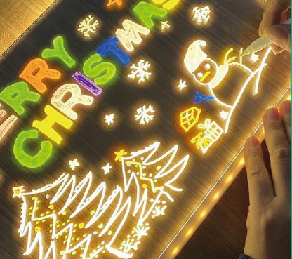 Dibujo navideño de colores iluminado sobre la pizarra LED transparente